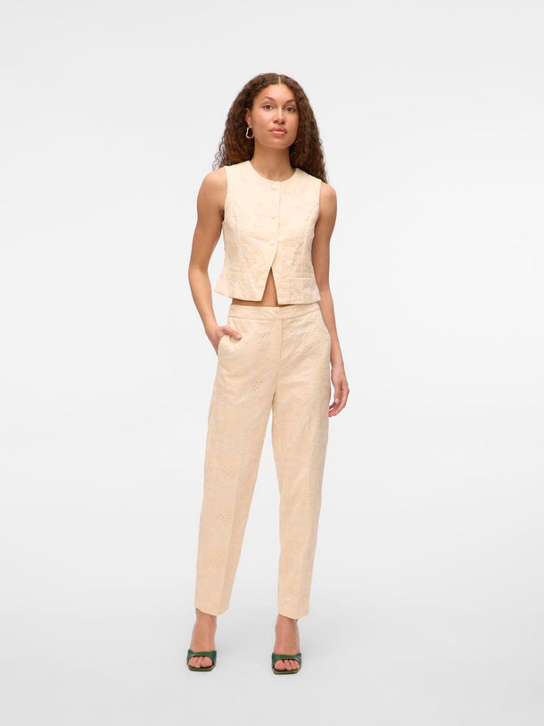 Product PANTALÓN CARROT ELINE-Cloud Dancer Detail:EMBROIDERY ANGLAIS AS OFFER CUT - Image 4