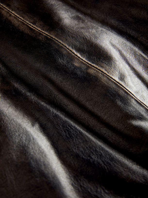 Product POLLERA EFECTO CUERO SELMA-Black Detail:RUB OFF - Image 3