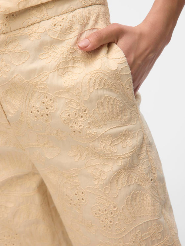 Product PANTALÓN CARROT ELINE-Cloud Dancer Detail:EMBROIDERY ANGLAIS AS OFFER CUT - Image 5