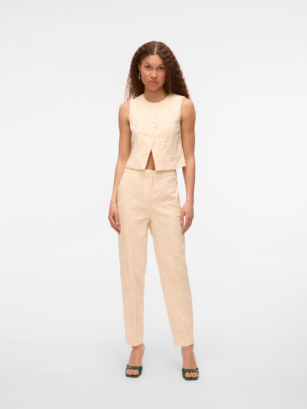 Product TOP SASTRERO DE PUNTILLÉ ELINE-Cloud Dancer Detail:EMBROIDERY ANGLAIS AS OFFER CUT - Image 4